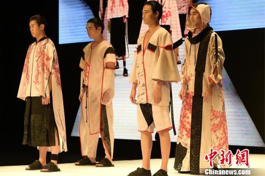 宁波一高校办"时尚周" 学生似"超模"t台走秀