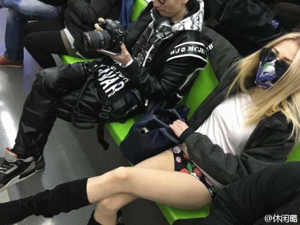 全球无裤日:北京地铁内乘客穿内裤乘坐(图)