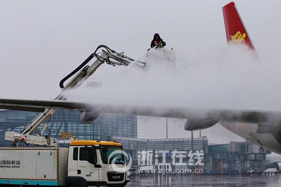 受暴雪影响 杭州机场40个航班取消高铁出现晚
