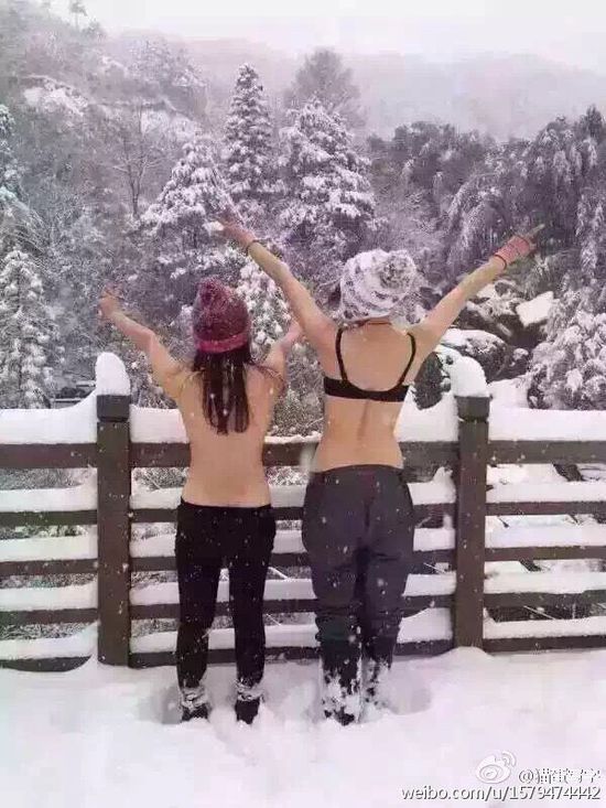 浙江两位妹子脱光上身雪中求男友(图)
