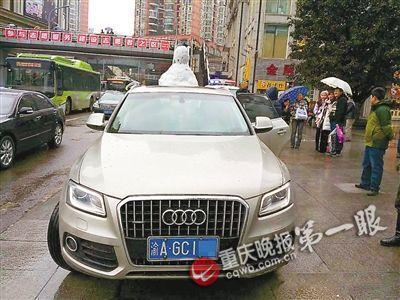▲昨日下午，杨家坪商圈环道，交巡警拦下一辆车顶堆着雪人的奥迪车。