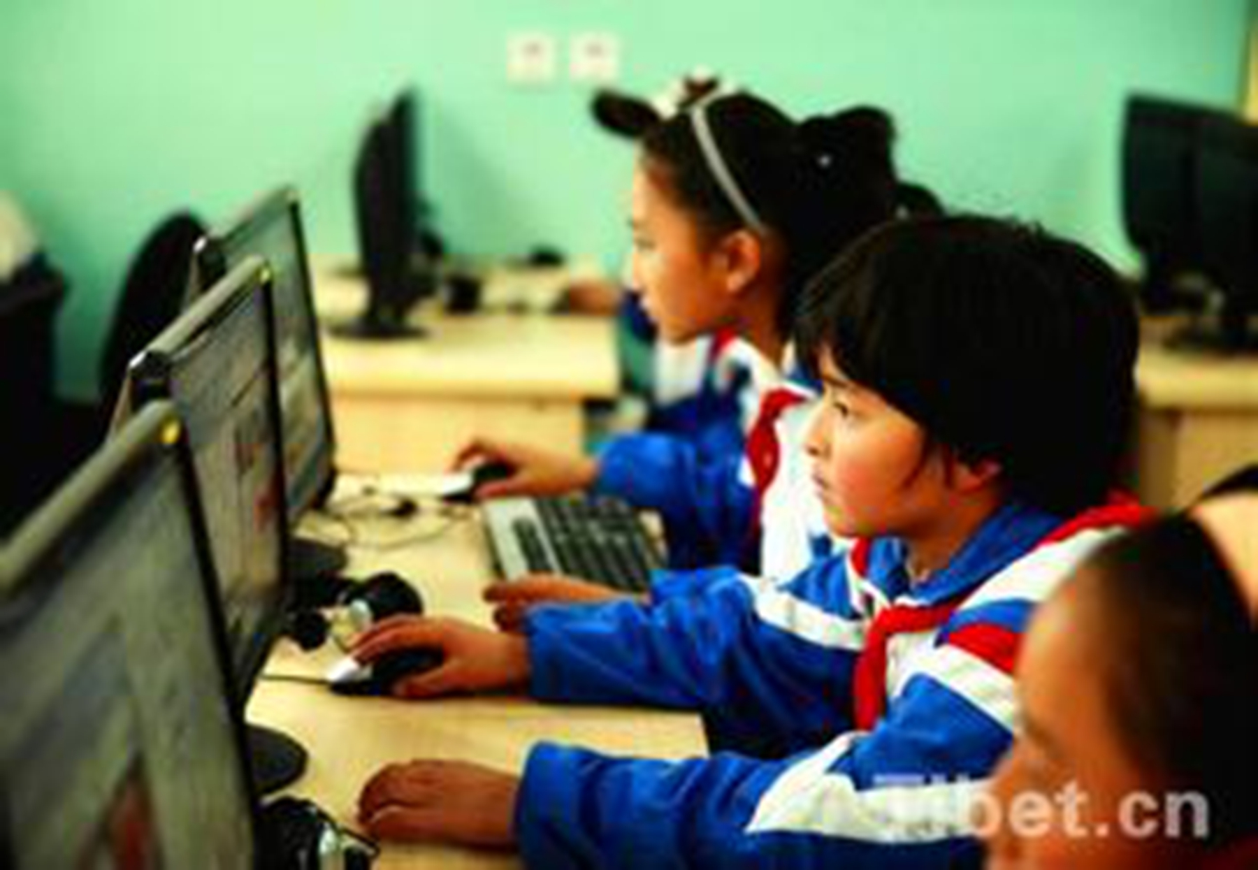 西藏小学生在学习电脑。图片源于网络