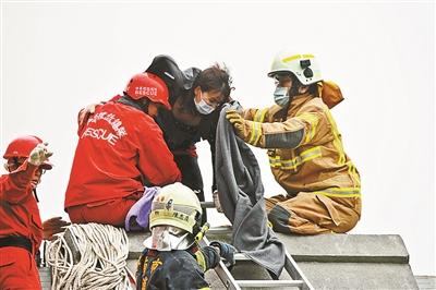 台湾地震致大楼倒塌成两截 被质疑早有安全隐