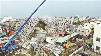 台湾地震致大楼倒塌成两截 被质疑早有安全隐