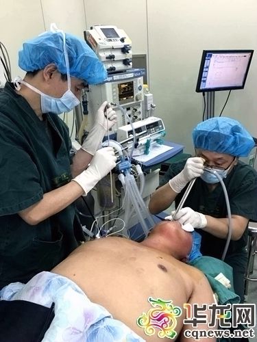 腊肉卡喉他用筷子疏通 不料筷子断在食道险丧命(..