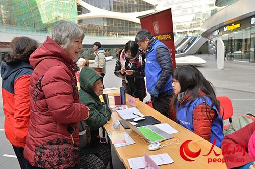 2月26日，东城区妇联、朝阳门街道联合组织“我在你身边——反对一切形式的家庭暴力”公益宣传活动。