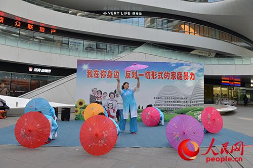 2月26日，东城区妇联、朝阳门街道联合组织“我在你身边——反对一切形式的家庭暴力”公益宣传活动。