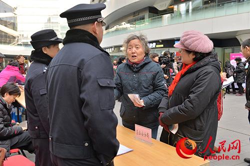 2月26日，东城区妇联、朝阳门街道联合组织“我在你身边——反对一切形式的家庭暴力”公益宣传活动。