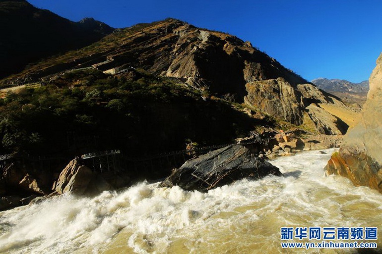 【金沙江虎跳峡】湍急的金沙江流经云南省丽江市石鼓镇长江第一湾之后，掉头北上，从哈巴雪山和玉龙雪山之间的夹缝中流过，形成大峡谷。峡谷中最窄的地方就是著名的虎跳峡，是世界上最深的峡谷之一。虎跳峡谷天下险，“险”中蕴藏一种摄人心魄的壮美。图为虎跳峡风景（2013年11月9日摄）。新华社记者邢广利摄