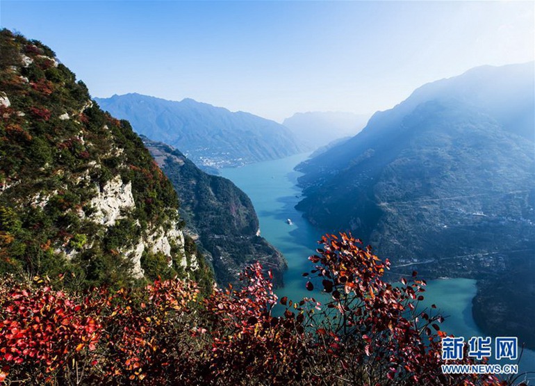 【长江三峡】位于中国的腹地，属亚热带季风气候区，是瞿塘峡巫峡和西陵峡三段峡谷的总称。长江三峡人杰地灵，大峡深谷曾是三国古战场，是无数英雄豪杰用武之地。这儿有许多名胜古迹，白帝城、黄陵、南津关、孙夫人庙等。他们同旖旎的山水风光交相辉映，名扬四海。长江三峡是世界大峡谷之一，以壮丽河山的天然胜景闻名中外。图为轮船行驶在长江三峡湖北省秭归县水域。 新华社发（郑家裕 摄）
