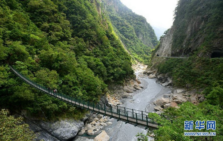 【太鲁阁大峡谷】是台湾东部山区著名的风景胜地，地跨花莲、台中、南投。被立雾溪切凿形成的太鲁阁峡谷景观令人叹为观止，以“太鲁幽峡”的芳名名列宝岛八景之一。图为2014年10月8日在太鲁阁公园拍摄的风景。新华社记者 王庆钦
