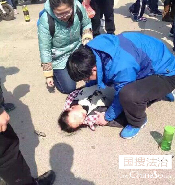 河南南阳吉普车失控冲撞学生 10余名学生受伤