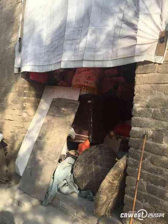 陕西千年古塔被当仓库用 内部堆烟花爆竹(图)