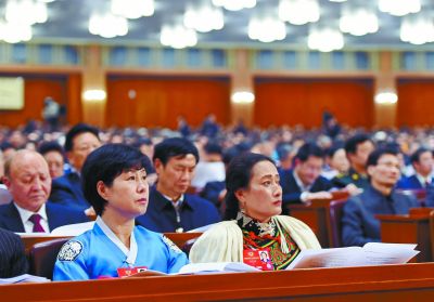 新华社:中国两会成世界媒体热词 外国记者可旁听