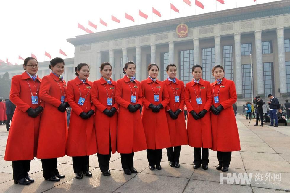 两会美女礼仪“中国红”吸睛