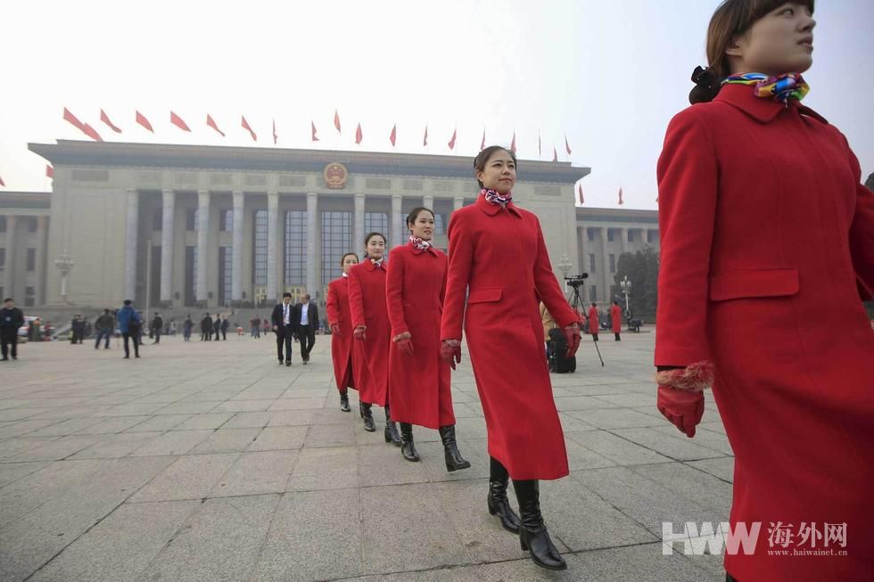 两会美女礼仪“中国红”吸睛