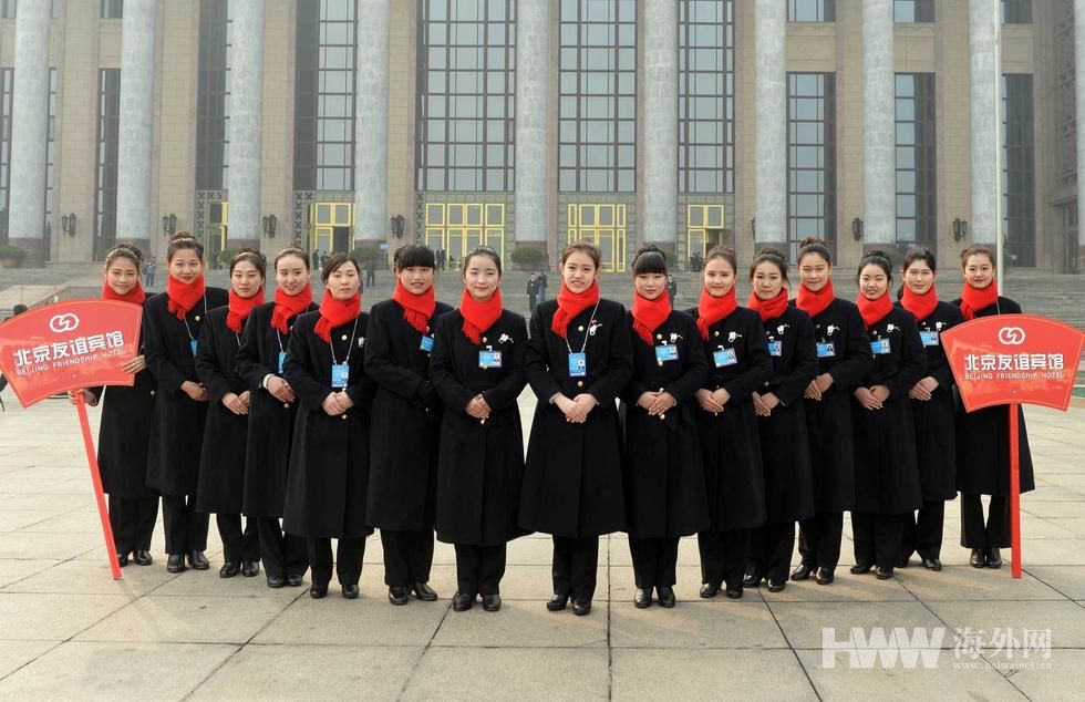 两会美女礼仪“中国红”吸睛