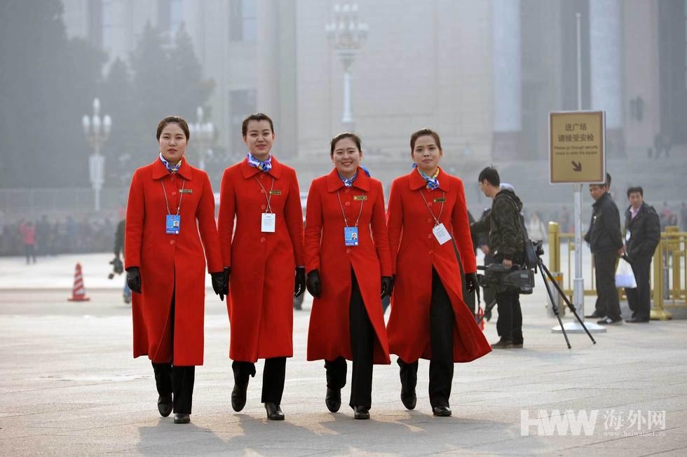 两会美女礼仪“中国红”吸睛