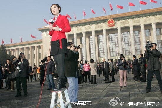 两会花絮：女记者自带梯子踩高报道 网友调侃太拼