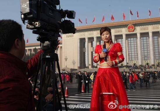 两会花絮：女记者自带梯子踩高报道 网友调侃太拼