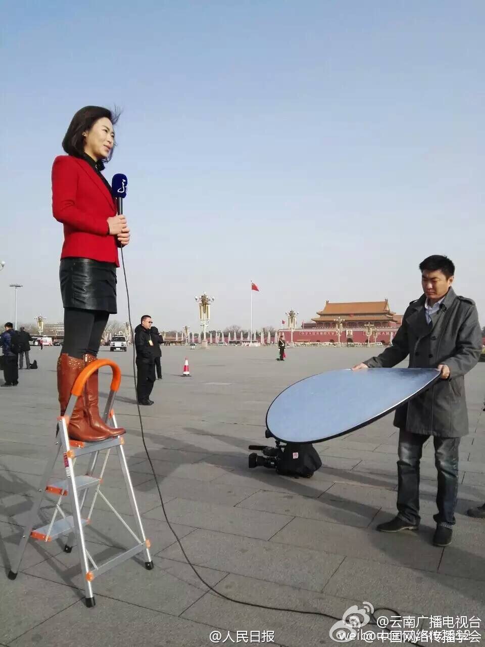 两会花絮：女记者自带梯子踩高报道 网友调侃太拼