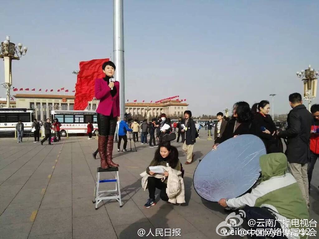 两会花絮：女记者自带梯子踩高报道 网友调侃太拼