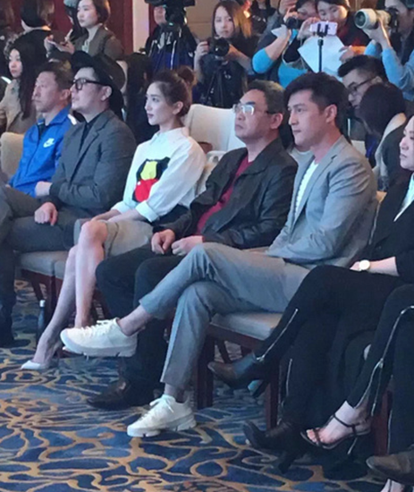 胡歌江疏影分手后首同框 靠肩耳语很主动