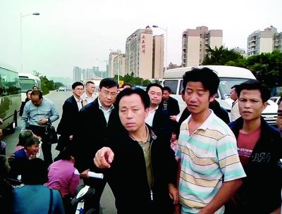左图画圈处为原珠海市委书记李嘉(视频截图 珠海市香洲区南屏镇