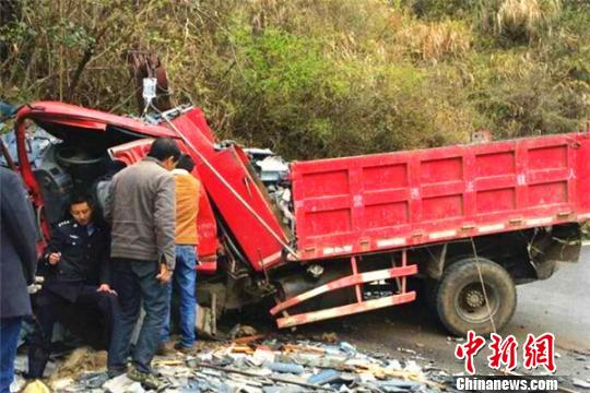 货车撞山乘客受伤被困民警托举伤者营救