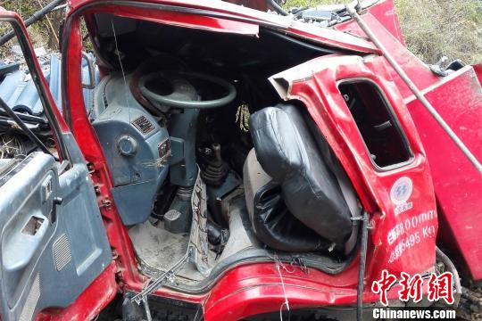 货车撞货车_滴滴撞车了乘客受伤_货车侧翻男子托举伤者近1小时