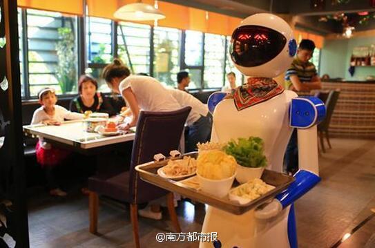 广州餐厅机器人服务员被炒鱿鱼 不能点餐加水
