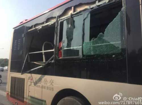 天津俩公交车斗气 竟然当街互撞
