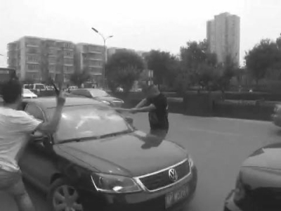 警方辟谣黑社会火拼视频:是便衣抓拒捕嫌犯