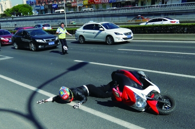 男子骑摩托车遇民警检查闯卡 撞飞交警警帽