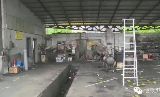 修理厂货车轮胎爆炸 汽修工人被冲上屋顶