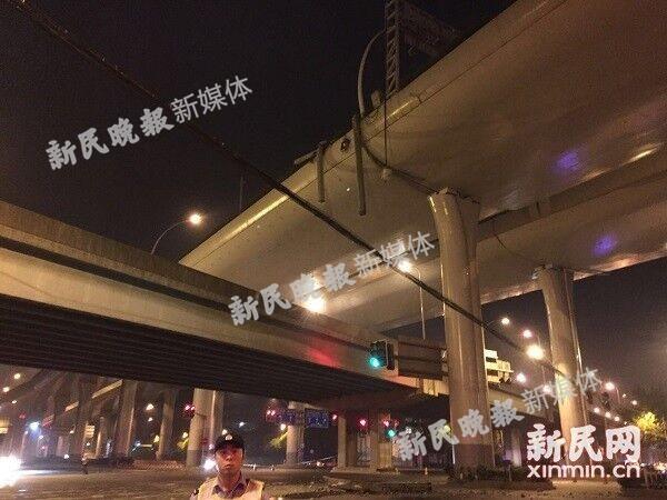 上海中环沪太路车祸原因:超载卡车违法上高架