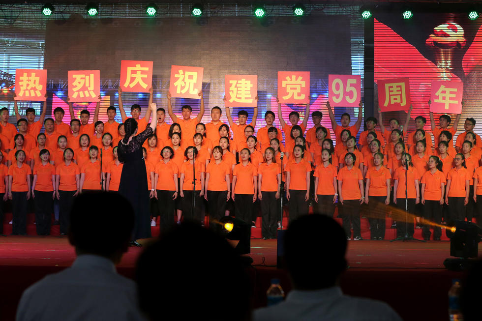 外国留学生登台唱红歌 庆祝建党95周年