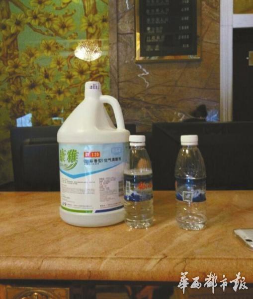 事发当时房间的两瓶矿泉水，左边一瓶装的正是清洁剂，不仔细看几乎一样。