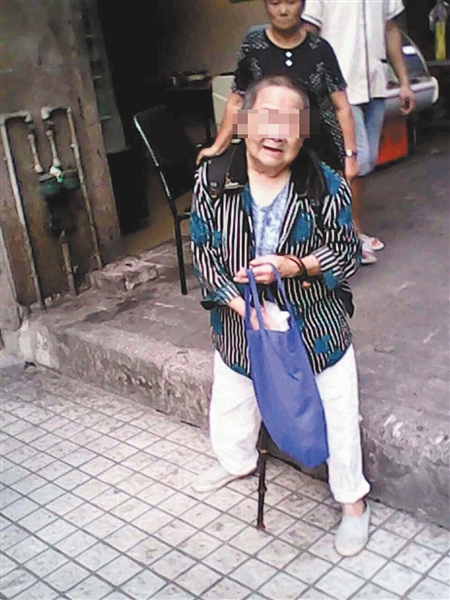 88岁母亲一个人不想回家 在儿子下班的路上苦
