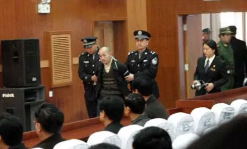 杨新海被押上法庭