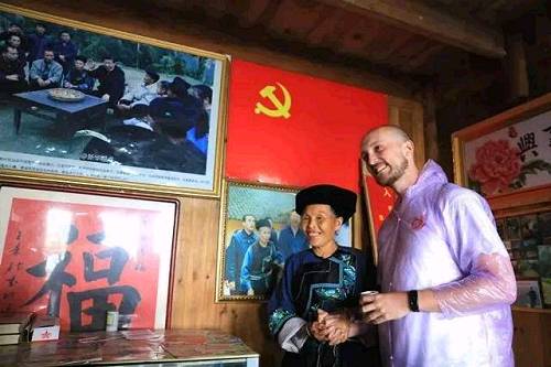 龙德成与泰勒合影
