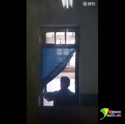 高校厕所偷拍1 太大胆了！天津一高校男生偷窥如厕女老师，被抓笑称：偷看了一个 ...