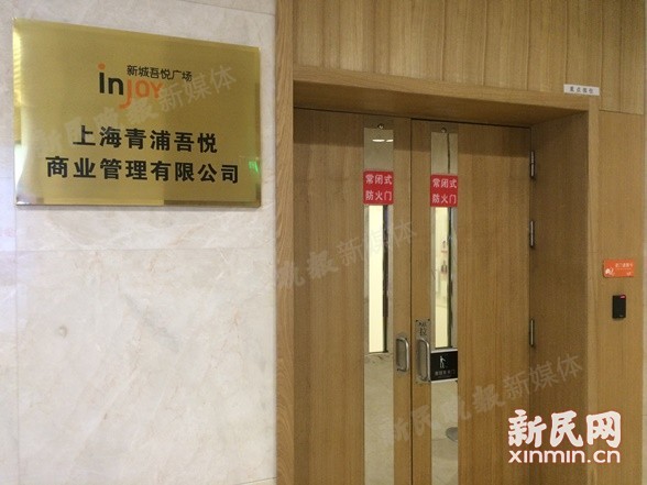 上海青浦一商场发生意外 男婴从3楼自动扶梯坠