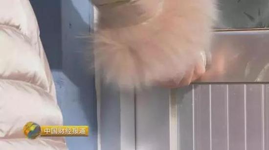 　　某村民：别在这找啦！都在家听戏呢！