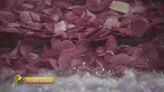 　　杀青也是有讲究的，要根据蔬菜的不同组织特性，设定不同的温度和时间。正在加工的这个萝卜需要温度98度，时间是100秒。