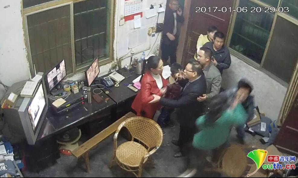 江西女教师伤害学生暴打家长 校方否认并公布