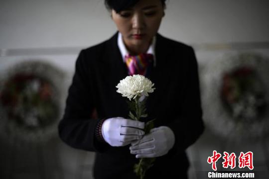 殡葬礼仪师七年送别五千余逝者：死亡只是走出时间（图）