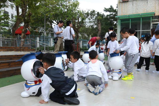 机器人小书童走进深圳幼儿园