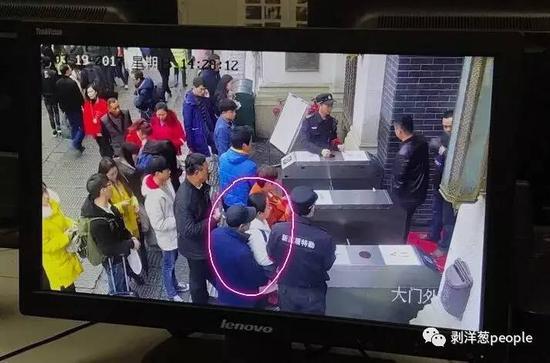 监控视频中，陈振杰（右下）紧贴一名白衣女子，准备行窃。