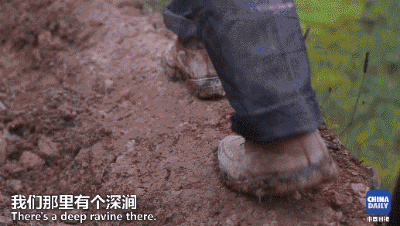 解码中国丨这位当代“愚公”在悬崖峭壁上凿出7千米水渠，现实比神话传说更震撼！